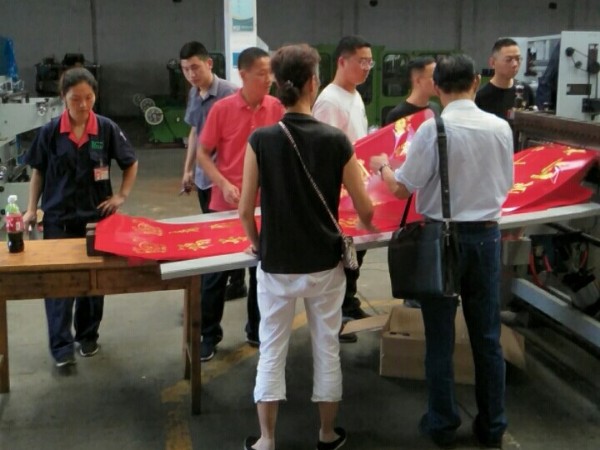 對(duì)聯(lián)燙金機(jī)試機(jī)客戶(hù)連連稱(chēng)贊！